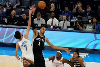 Victor Wembanyama contre Chet Holmgren premier duel entre les rookies stars de demain