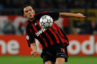 One day, one goal : Marek Jankulovski met l'AC Milan sur la voie du triomphe en Supercoupe d'Europe avec une reprise chirurgicale