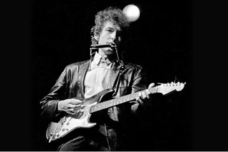 Bob Dylan a changé de style du tout au tout, avec sa célèbre Fender Stratocaster.