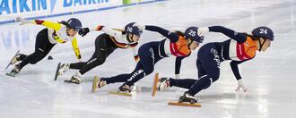 Shorttrackbroer- en zus Stijn en Hanne Desmet in Peking voor het eerst in actie
