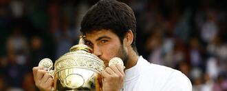 Carlos Alcaraz (20) wint Wimbledon tegen Djokovic en luidt de wissel van de macht in