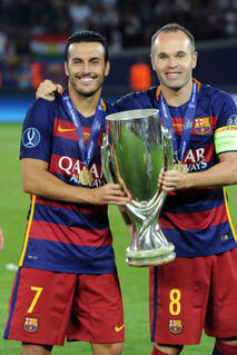 Pedro en Iniesta vieren met de Europese Supercup