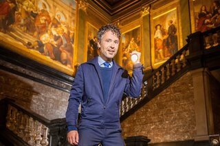 Thomas Vanderveken nodigt gast uit om te overnachten bij prestigieuze kunstwerken in 'Een nacht in het museum'