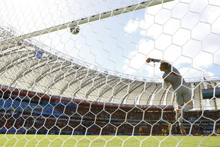 One day, one goal: Tim Cahill volleyt de netten aan flarden tegen Nederland