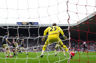 One day, one goal: Darren Bent verslaat Liverpool met één van de bizarste goals ooit