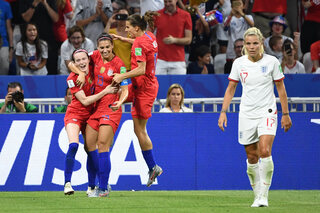 Mythische vieringen: Alex Morgan bruskeert Engeland met 'smakeloze' viering
