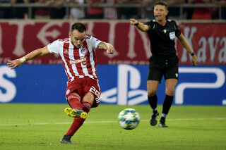 One day, one goal: Valbuena legt sfeervol Anfield Road het zwijgen op met winnende treffer