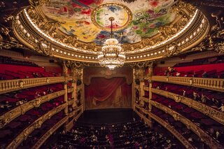 Plongez dans les coulisses du prestigieux Opéra de Paris sur La Trois