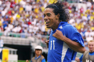 Ingenieuze vrije trap Ronaldinho bezegelt WK-lot van Engeland