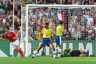 Mythische vieringen: Brian Laudrup legt er zich bij neer na heerlijke goal tegen Brazilië