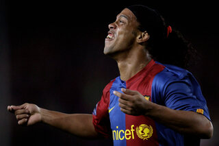 One day, one goal: Ronaldinho surprend son monde avec un subtil coup franc