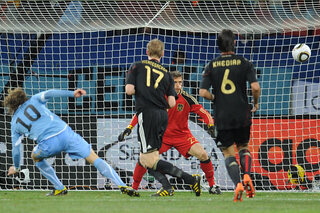 One day, one goal: Diego Forlán schittert op WK 2010