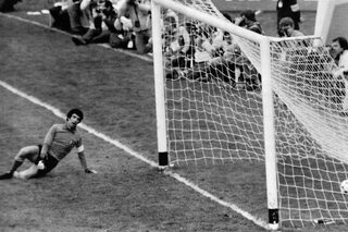 One day, one goal: Nelinho trapt Brazilië op heerlijke wijze richting brons op WK 1978
