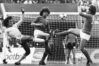 One day, one goal: Nelinho trapt Brazilië op heerlijke wijze richting brons op WK 1978