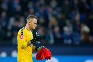 One day, one goal: Duisburg-keeper keert zijn rug terwijl tegenstander op hem afkomt