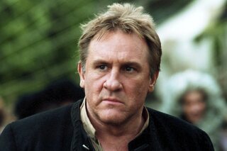 D'Alain Delon à Hugh Laurie : ces célèbres acteurs sont aussi des chanteurs talentueux