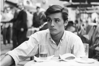 D'Alain Delon à Hugh Laurie : ces célèbres acteurs sont aussi des chanteurs talentueux