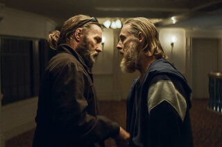 Sean Harris en Joel Edgerton in 'The Stranger'