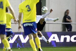 One day, one goal: Samir El Gaaouiri verslaat Simon Mignolet op acrobatische wijze