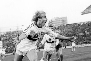 One day, one goal: Jürgen Klinsmann lance sa carrière avec un délicieux retourné