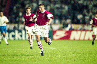 Les célébrations mythiques : Paul Merson enfile les verres de bières