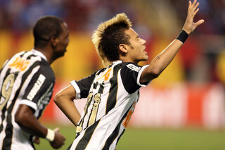 One day, two goals: Neymar et Ronaldinho font le show dans un match totalement fou