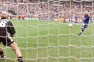 One day, one goal: Luigi Di Biagio fusilleert Atlético-doelman met keiharde knal