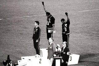 Deze iconische sportgebaren ondersteunen de strijd tegen discriminatie