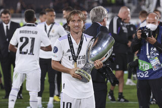 One day, one goal: de jonge Luka Modric demonstreert op het veld van Ajax