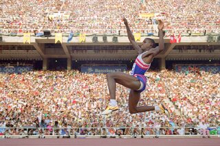 Hoe zowel de Chicago Bulls als de Dallas Cowboys atletiekicoon Carl Lewis probeerden in te lijven