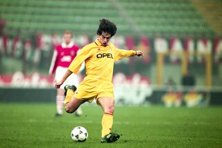 One day, one goal: Demetrio Albertini verrast FC Barcelona met geweldige knal