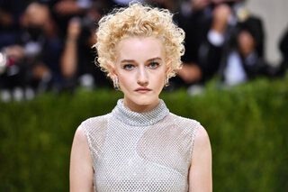 Qui est Julia Garner, la star de Netflix qui prêtera bientôt ses traits à Madonna ?