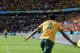 One day, one goal: Tim Cahill volleyt de netten aan flarden tegen Nederland