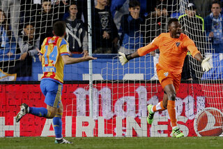 One day, one goal: Malaga-keeper Carlos Kameni bokst knullig de bal in eigen doel