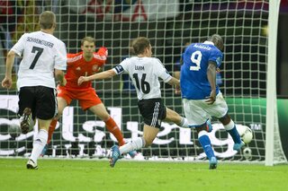 One day, one goal: Mario Balotelli schiet Duitse doel aan flarden