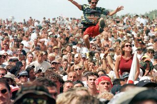 Hoe de verrijzenis van Woodstock in 1999 uitdraaide op een fiasco
