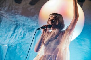 Noorse Aurora brengt fantasierijke en melancholische muziek in de Marquee