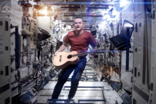 La reprise dans l’espace de ‘Space Oddity’ par Chris Hadfield compte des millions de vues