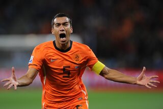 One day, one goal: Van Bronckhorst sluit carrière af met zijn mooiste goal ooit