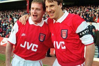 Mytische vieringen: Paul Merson drinkt al spottend de nodige glazen bier