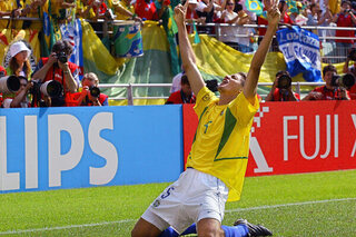 One day, one goal: Edmilson scoort op acrobatische wijze zijn enige doelpunt ooit voor Brazilië