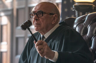 Frank Langella als Justice Julius Hoffman