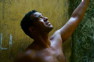 In 'Inside the World's Toughest Prisons' neemt een ex-gedetineerde je mee in 's werelds beruchtste gevangenissen