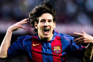 Lionel Messi viert zijn allereerste treffer
