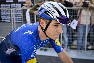 Na een zware val in de Ronde Van Lombardije moest wielerminnend Vlaanderen de prestaties van Evenepoel afwachten.