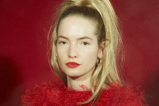 Ook de clip van ‘Isuk’ draagt een duidelijke Tristan-signatuur: eigenzinnig, apart en ietwat bevreemdend. Deed bijwijlen denken aan ‘L’origine du monde’, het beroemde schilderij van Courbet, en ook aa