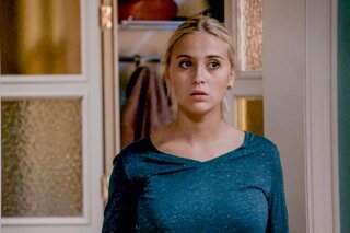 Charlotte neemt de rol van Louise over van Sarah-Lynn Clerckx, die in 2018 uit Familie stapte om zich toe te leggen op haar studies en op nieuwe uitdagingen. 