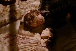 10 fictieve lelijkaards met babes