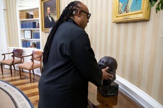 Stevie Wonder touching Martin Luther King bust