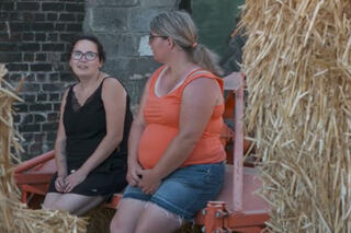 L'Amour est dans le pré - Caroline annonce son départ à Tiffany qui fond en larmes